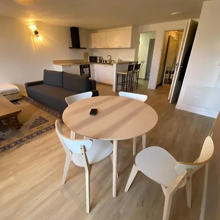 Dans Maison Proche Apartment *